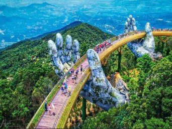 Đôi tay khổng lồ nâng cây cầu vang